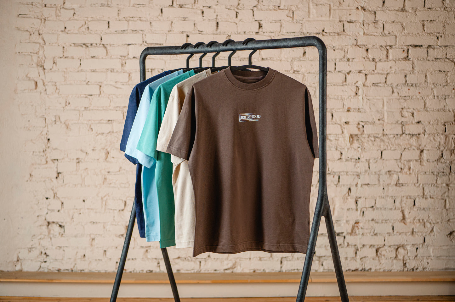 T-Shirt - minimal white on chocolate