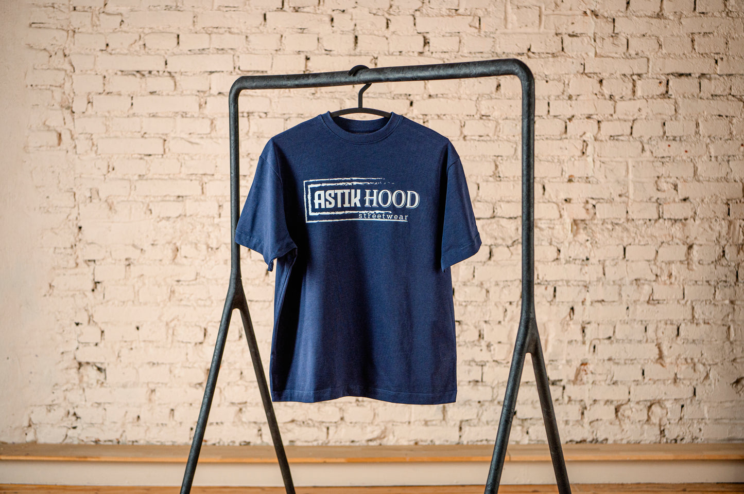 T-Shirt - Statement white on navy