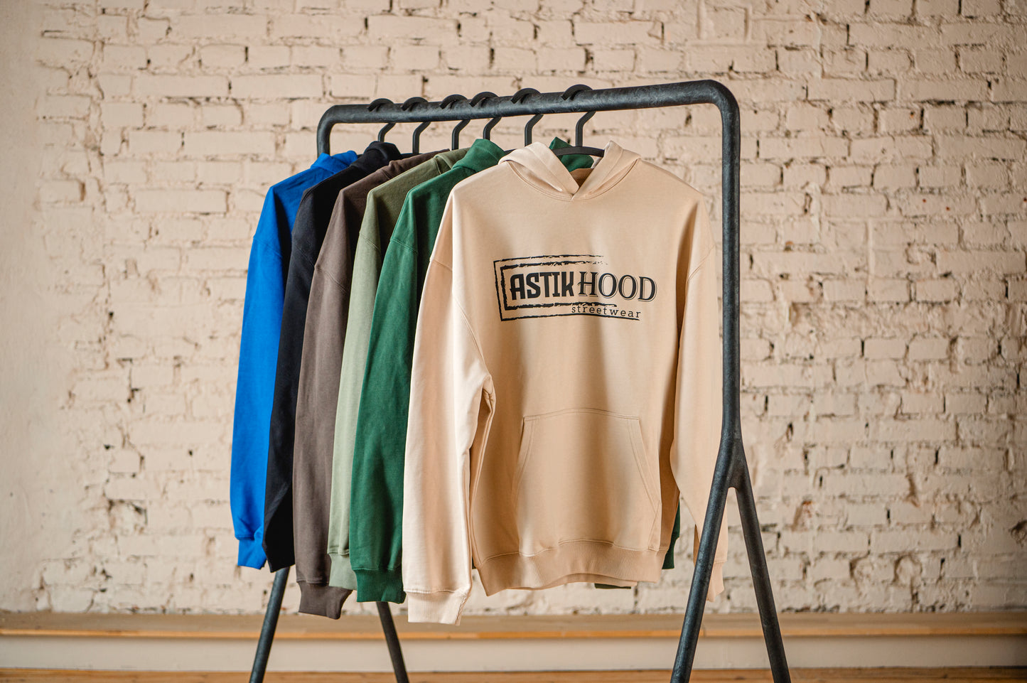 Hoodie - Statement black on sand